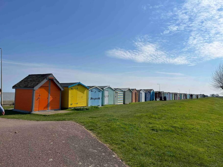 Lola'S Caravan. Your Home Away From Home. Parkeston Экстерьер фото
